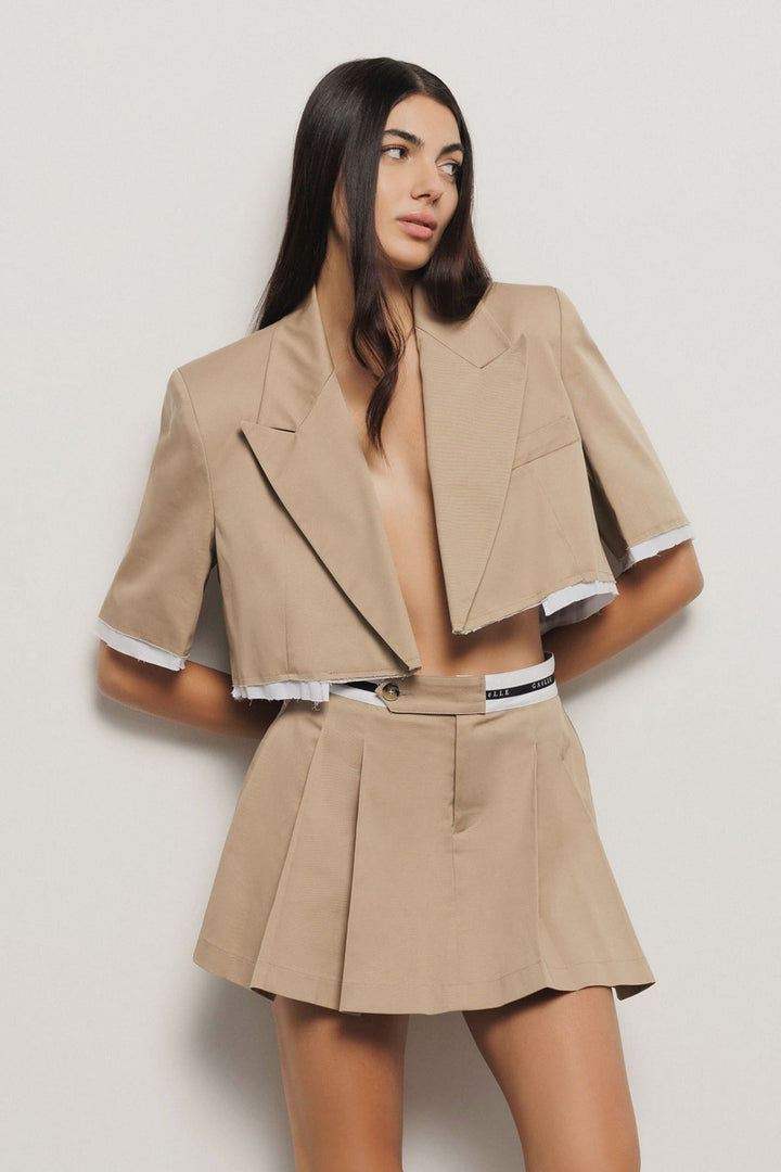 BLAZER CURTO DE ALFAIATARIA CAMEL GAELLE PARIS