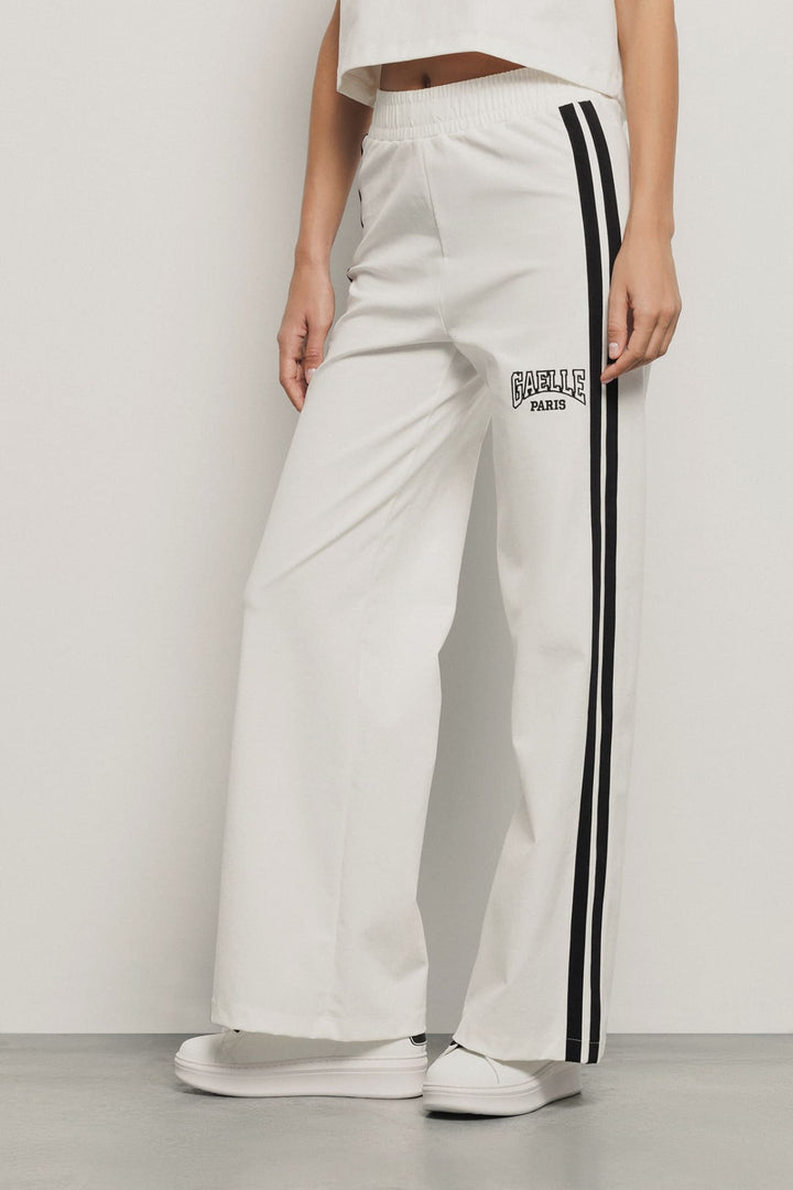 CALÇA SPORT BRANCA COM RISCA PRETA GAELLE PARIS