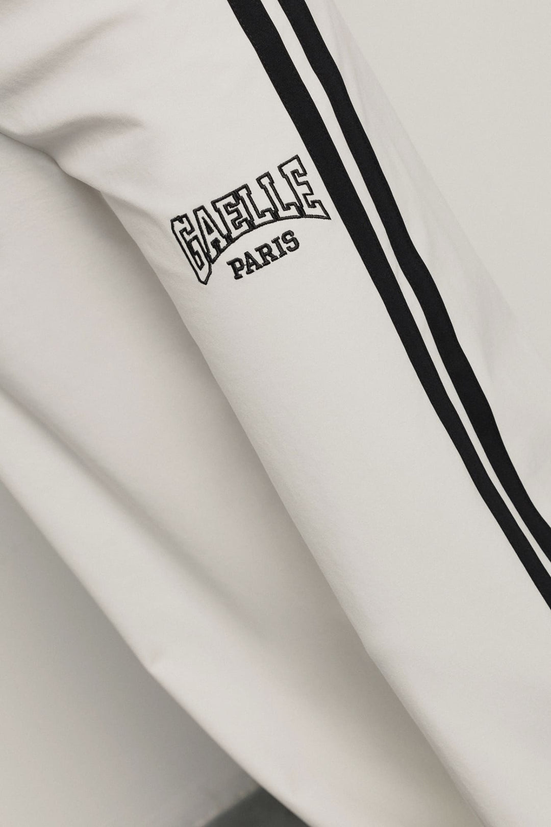 CALÇA SPORT BRANCA COM RISCA PRETA GAELLE PARIS