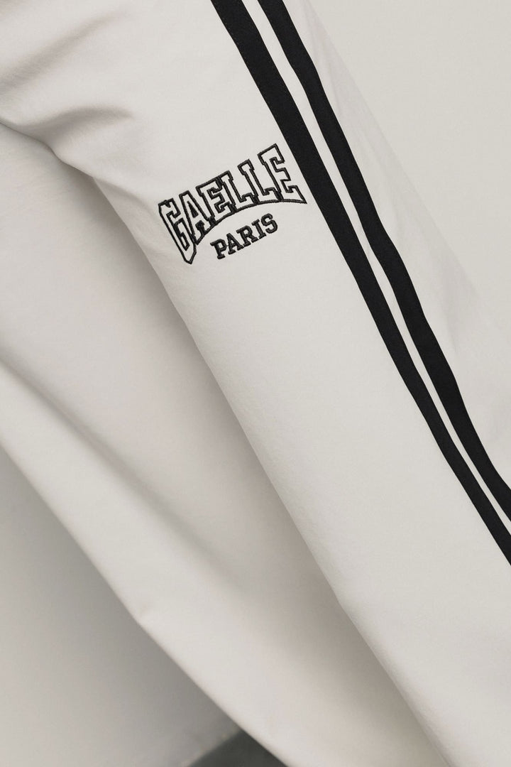 CALÇA SPORT BRANCA COM RISCA PRETA GAELLE PARIS