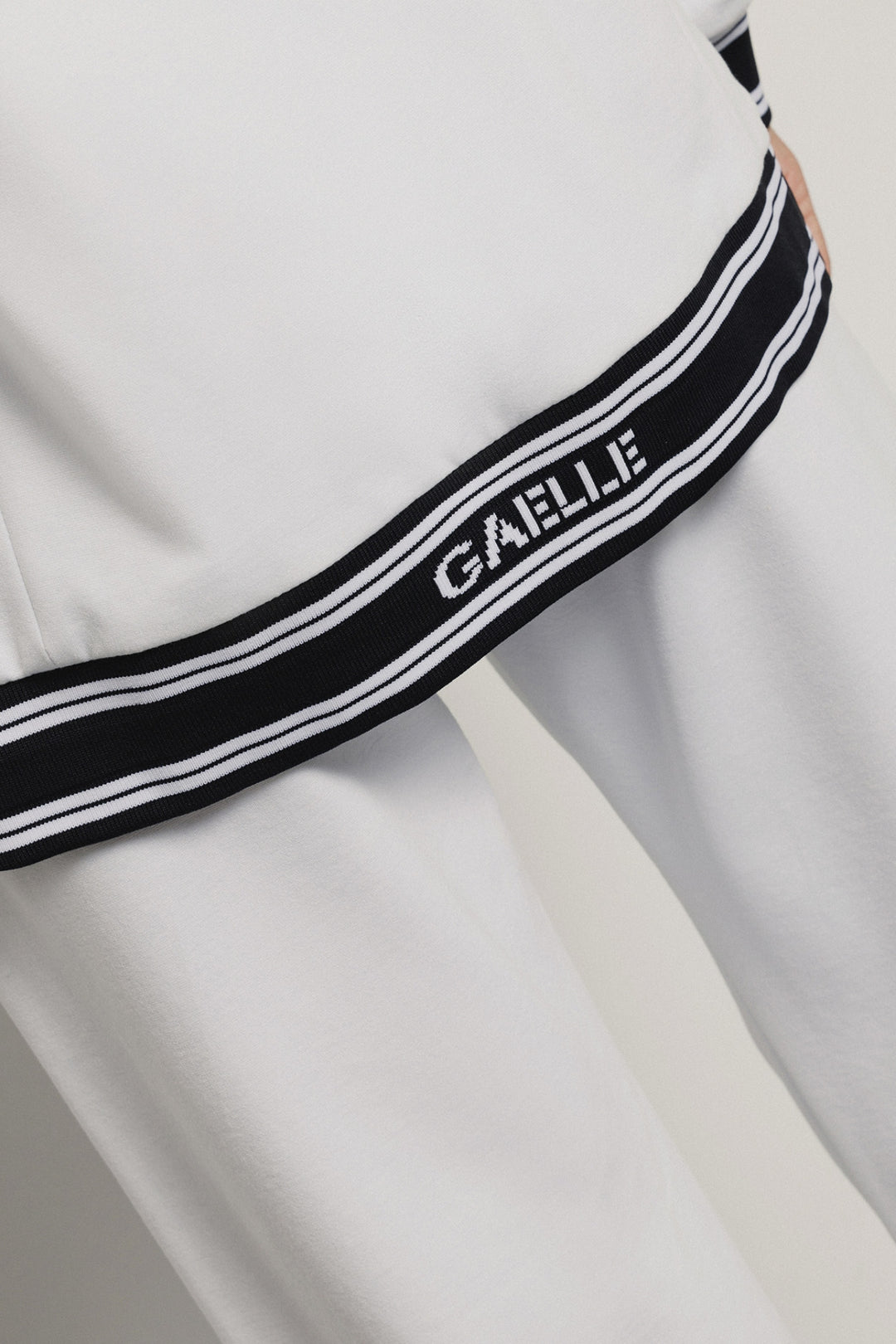 BOMBER BRANCO COM GOLA DE LAPELAS GAELLE PARIS