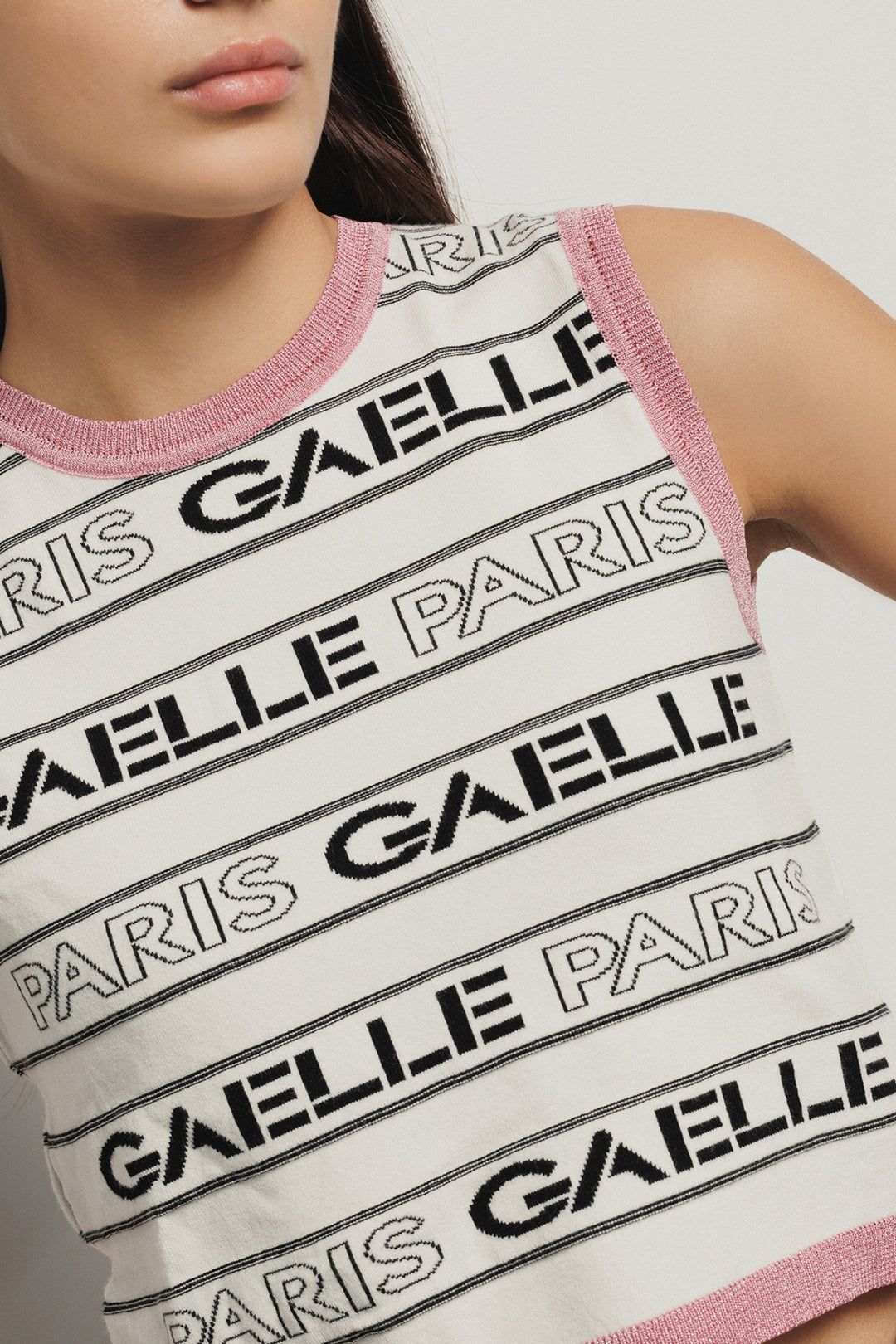 TOP MALHA BRANCO COM CONRASTE ROSA GAELLE PARIS