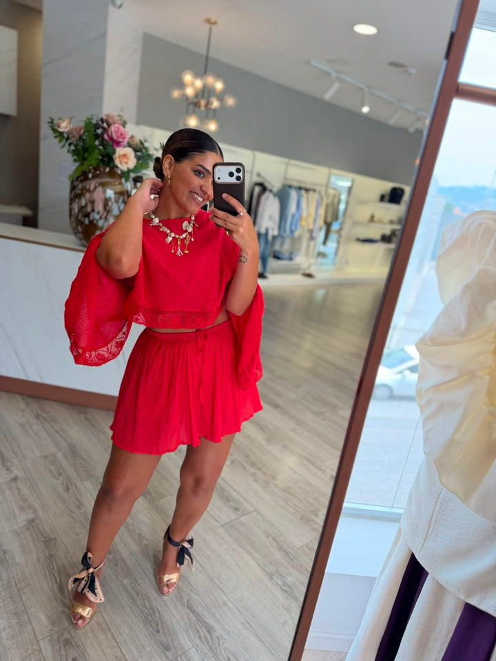 BLUSA PLISSADA CORAL COM DETALHES EM RENDA PONTO CHIC