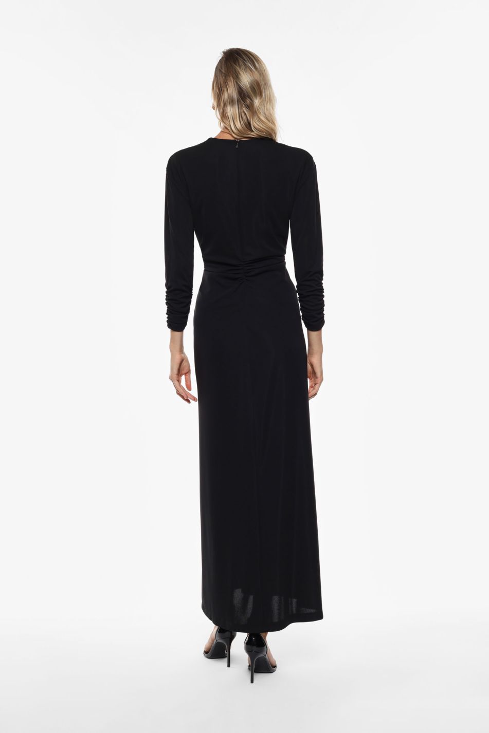 VESTIDO PRETO COM DETALHE DE ARGOLA IMPERIAL