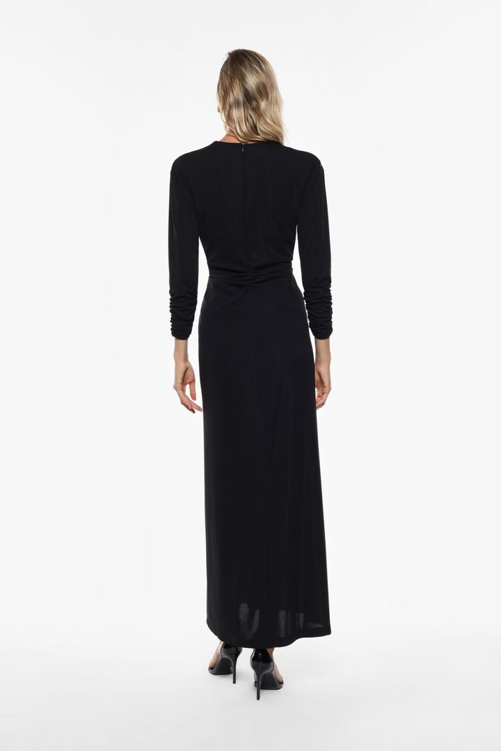 VESTIDO PRETO COM DETALHE DE ARGOLA IMPERIAL