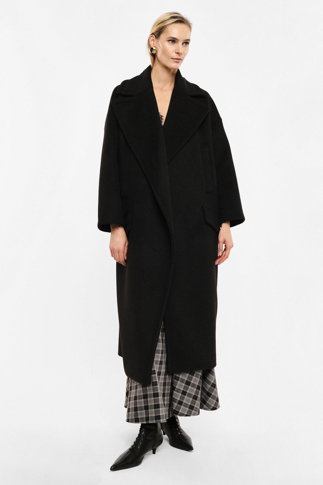 SOBRETUDO COMPRIDO PRETO OVERSIZE COM LAPELAS LARGAS IMPERIAL