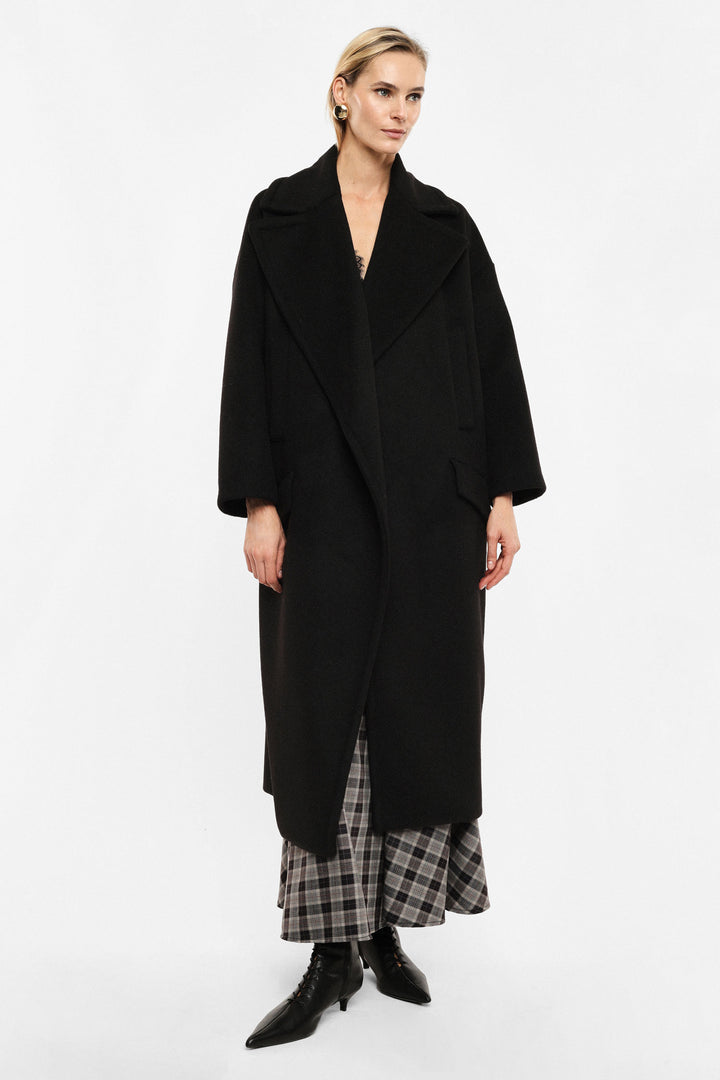 SOBRETUDO COMPRIDO PRETO OVERSIZE COM LAPELAS LARGAS IMPERIAL