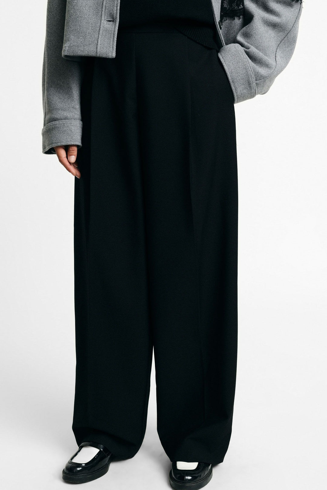 CALÇA PRETA DE CINTURA SUBIDA COM PREGAS PLEASE