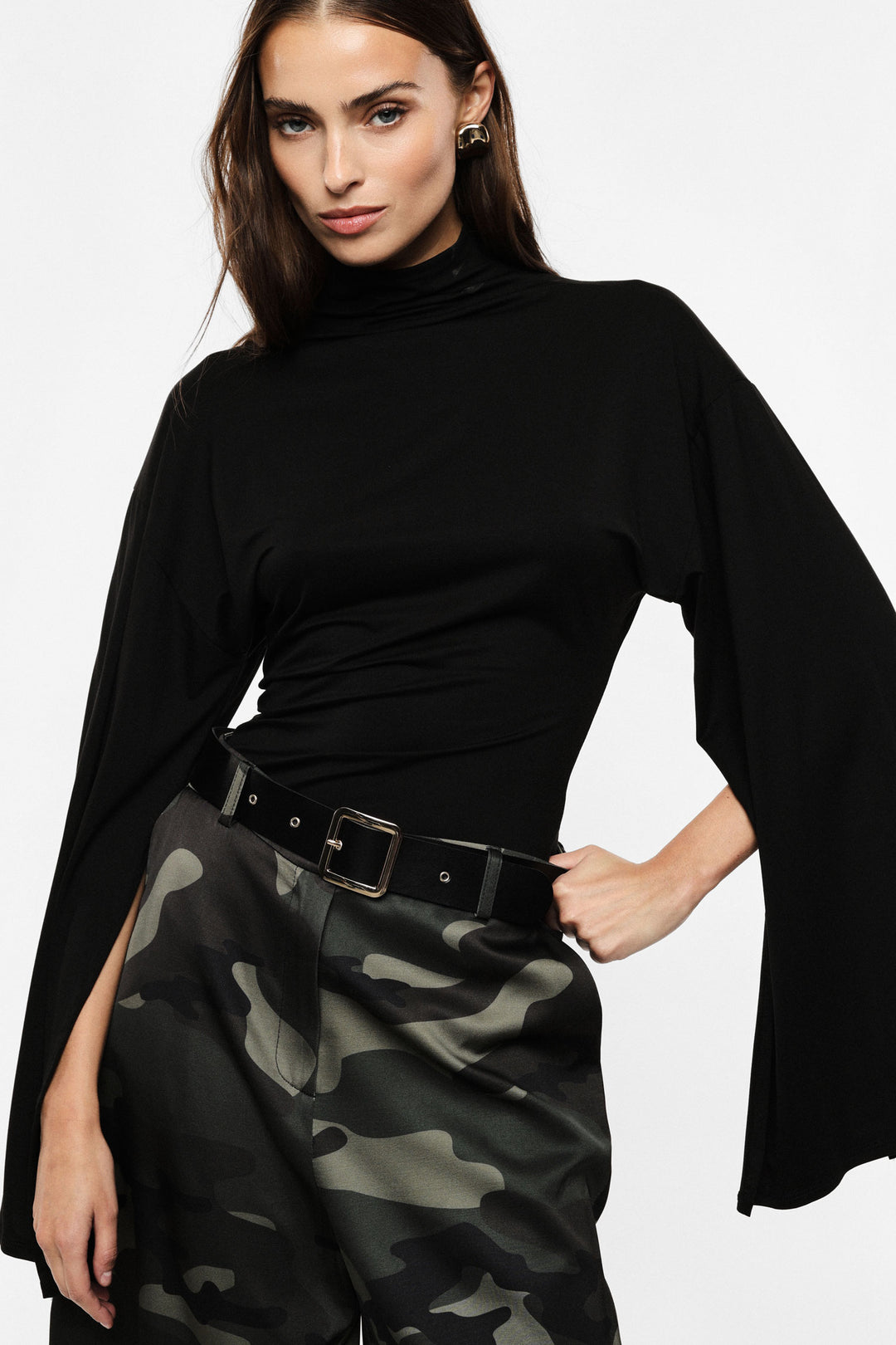 TOP PRETO DE GOLA ALTA COM MANGAS AMPLAS IMPERIAL