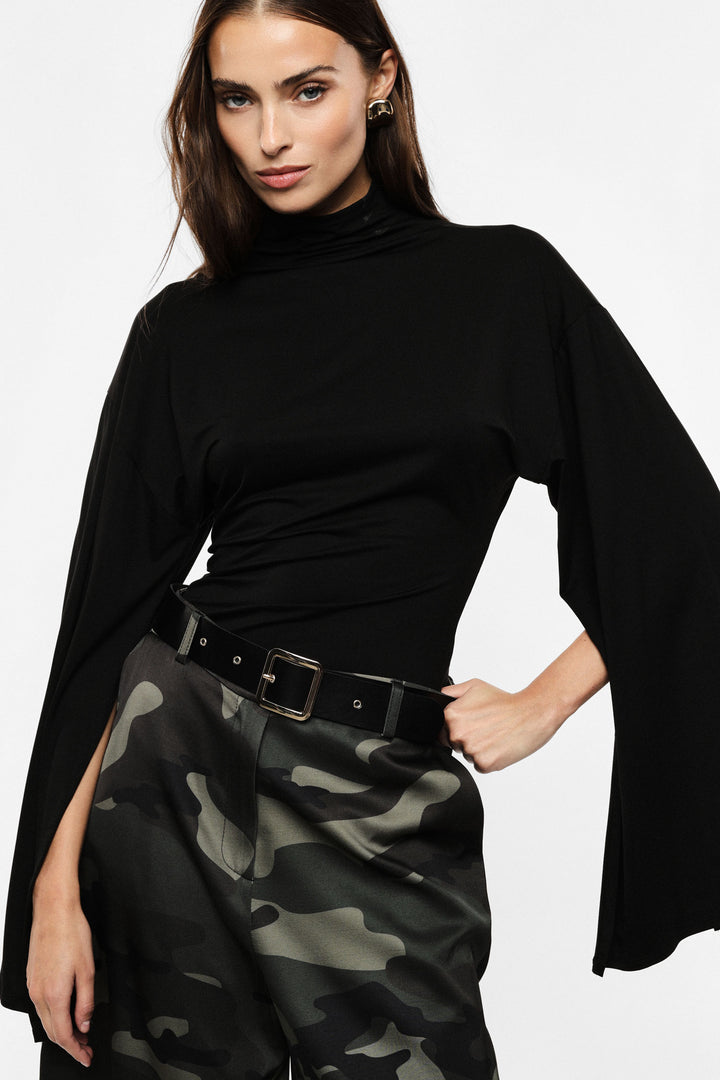 TOP PRETO DE GOLA ALTA COM MANGAS AMPLAS IMPERIAL