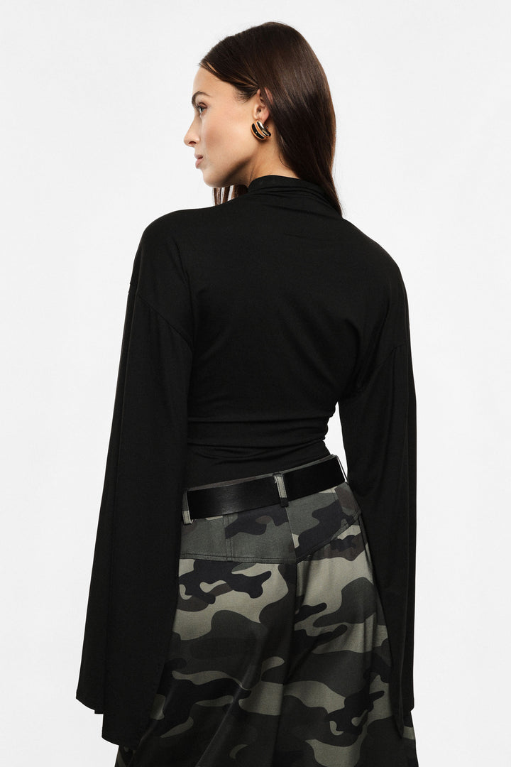 TOP PRETO DE GOLA ALTA COM MANGAS AMPLAS IMPERIAL