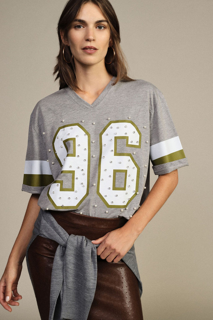 T-SHIRT CINZA COM DECOTE EM V E ESTAMPADO 96 COM APLICAÇÕES DIXIE