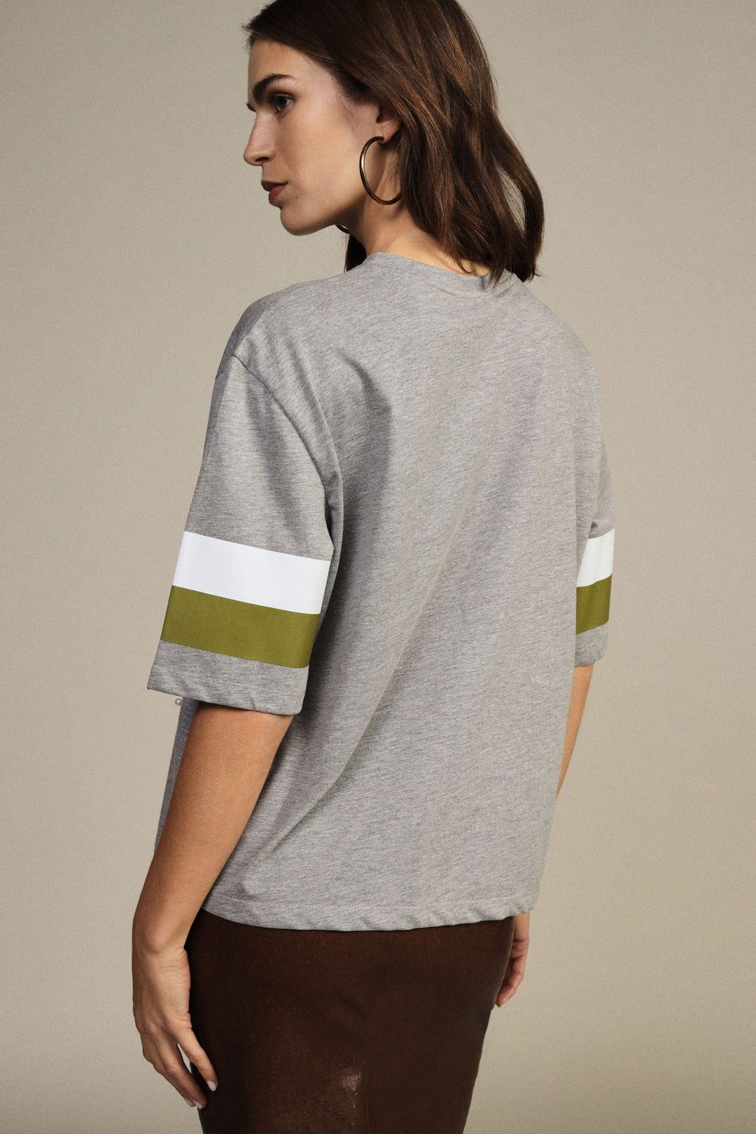 T-SHIRT CINZA COM DECOTE EM V E ESTAMPADO 96 COM APLICAÇÕES DIXIE