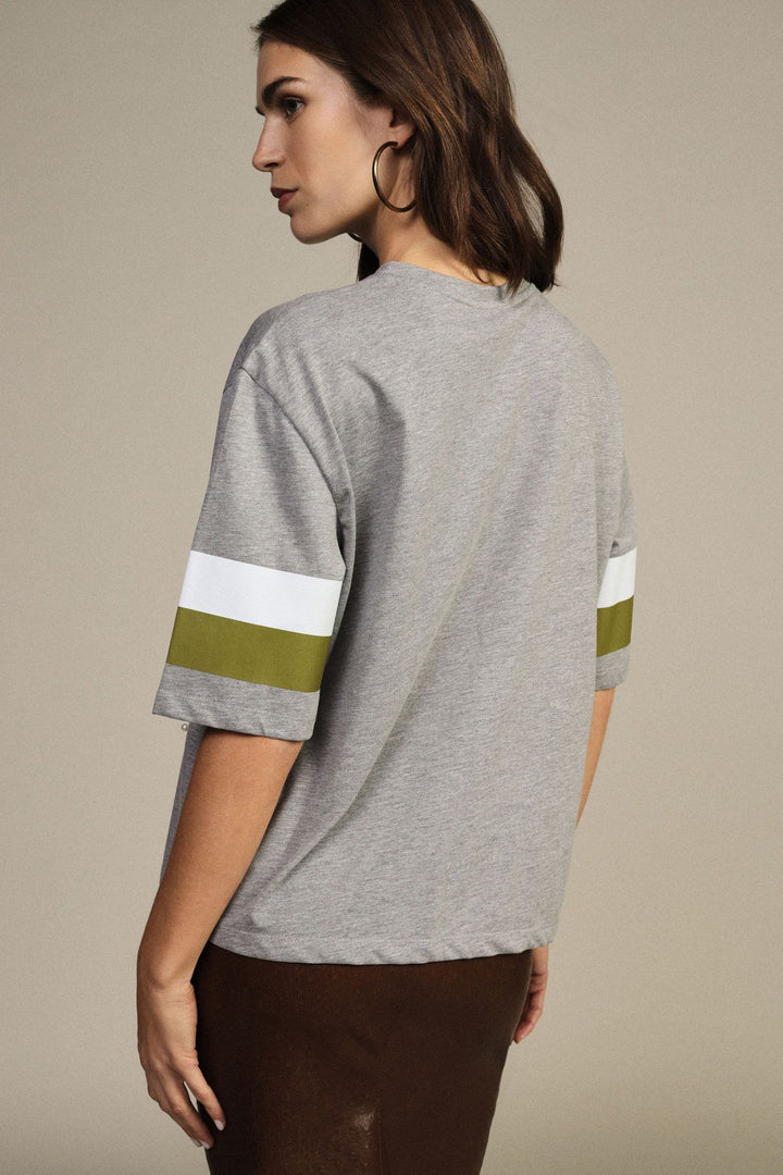 T-SHIRT CINZA COM DECOTE EM V E ESTAMPADO 96 COM APLICAÇÕES DIXIE