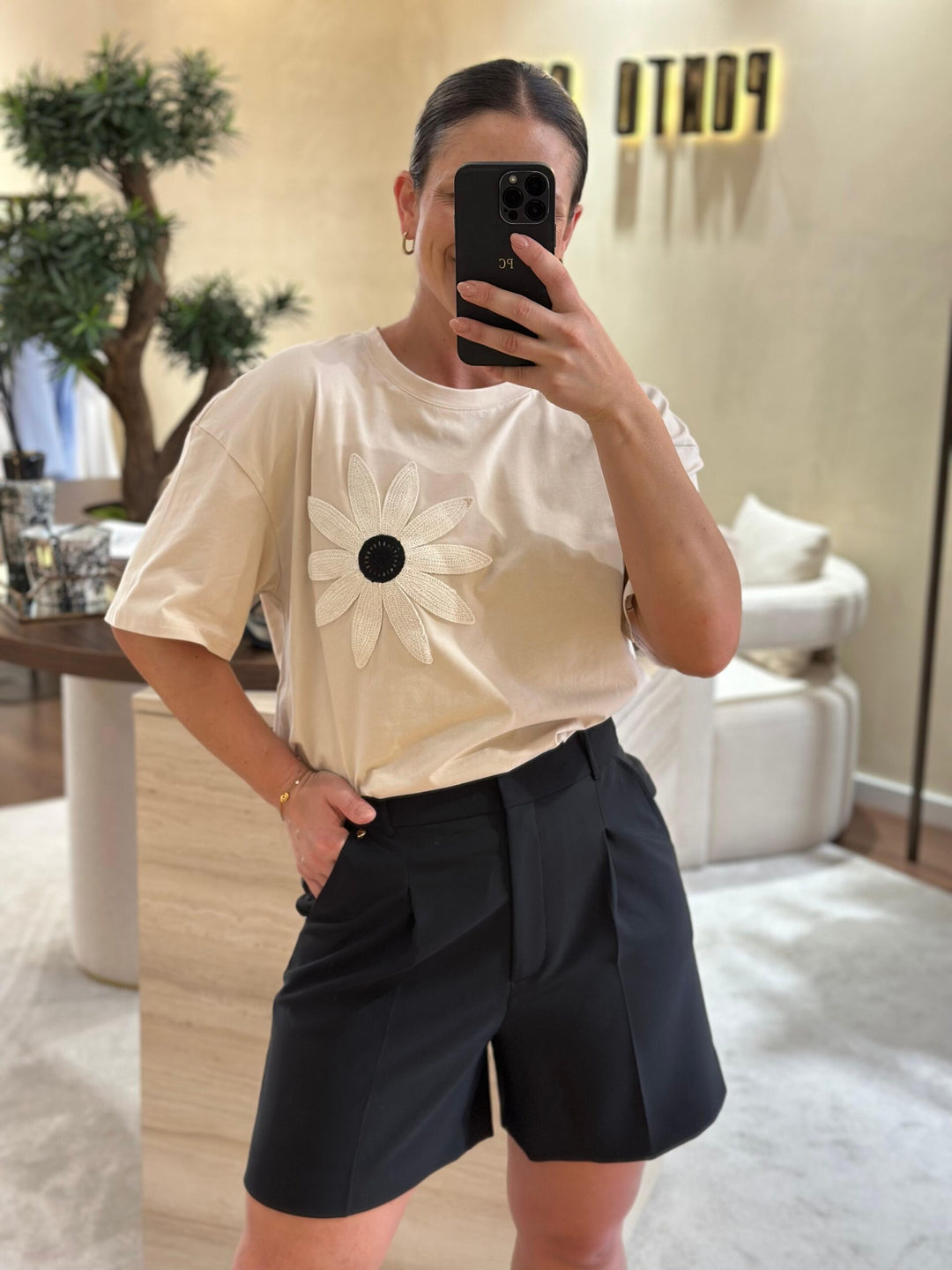 T-SHIRT BEGE COM FLOR NA FRENTE PONTO CHIC