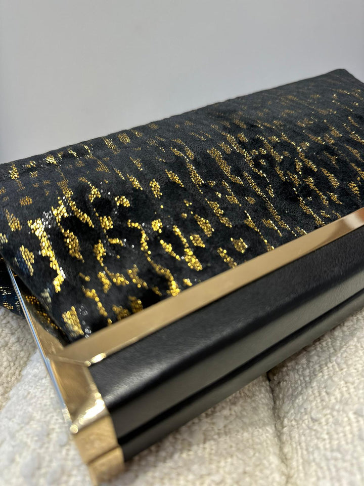 MALA CLUTCH PRETA COM DETALHE DOURADO PONTO CHIC