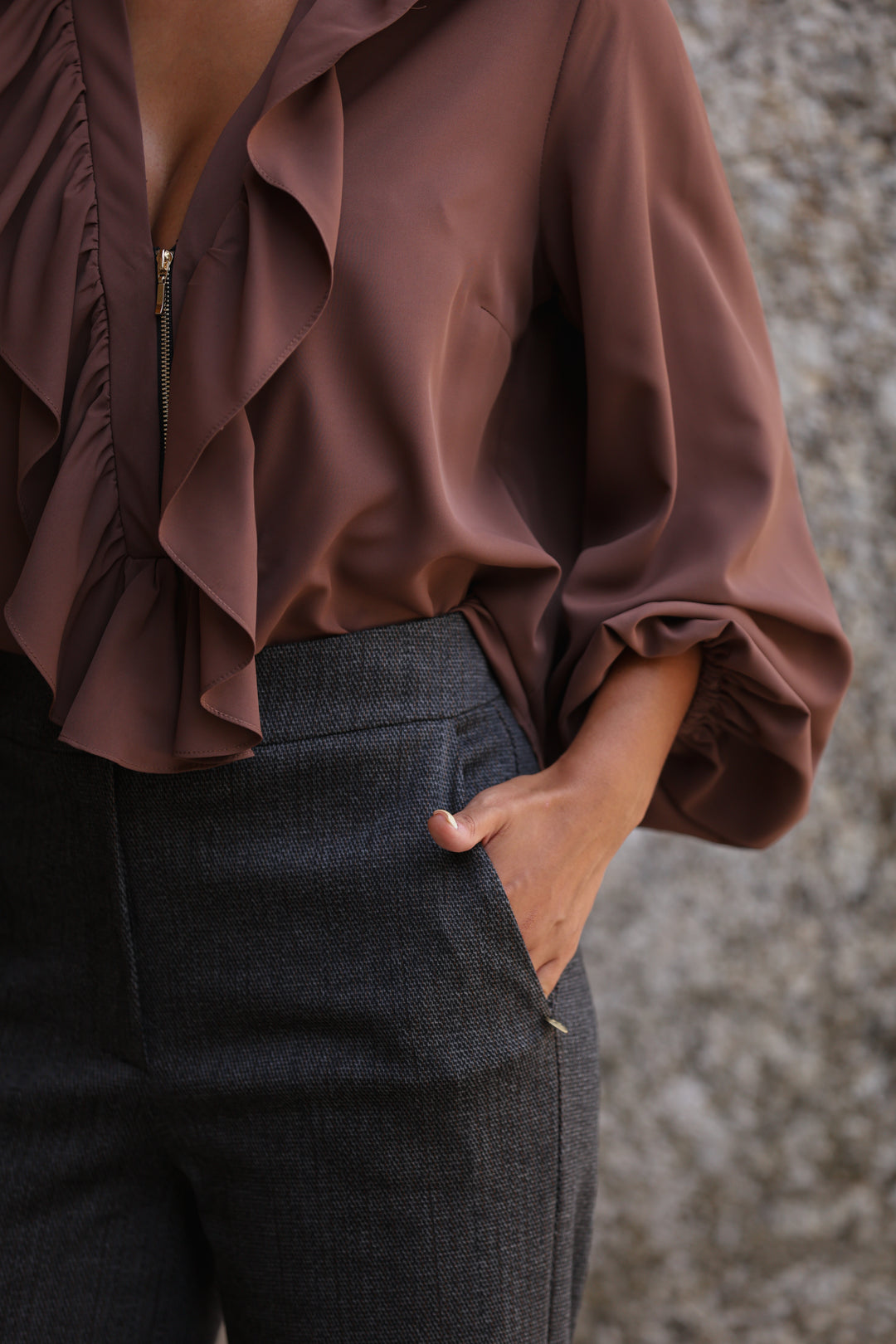 BLUSA CASTANHA COM FOLHOS E FECHO FRONTAL MISS YOU