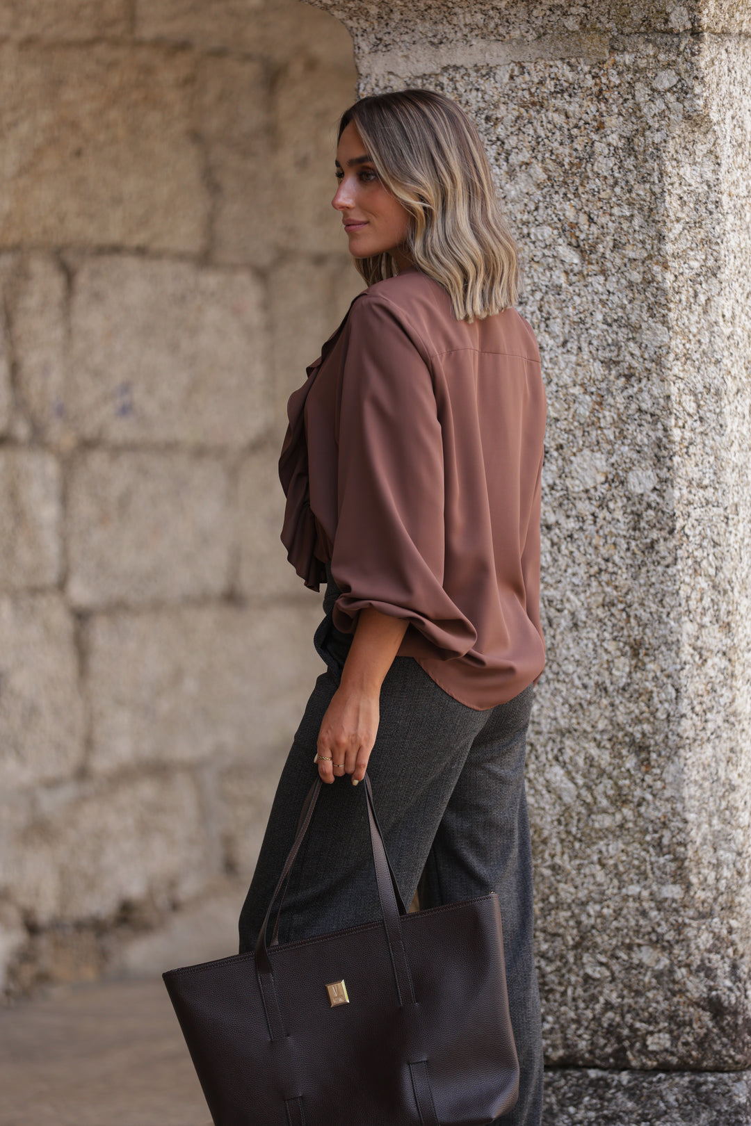 BLUSA CASTANHA COM FOLHOS E FECHO FRONTAL MISS YOU
