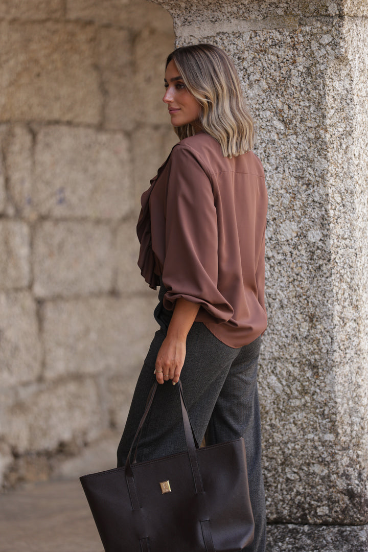 BLUSA CASTANHA COM FOLHOS E FECHO FRONTAL MISS YOU