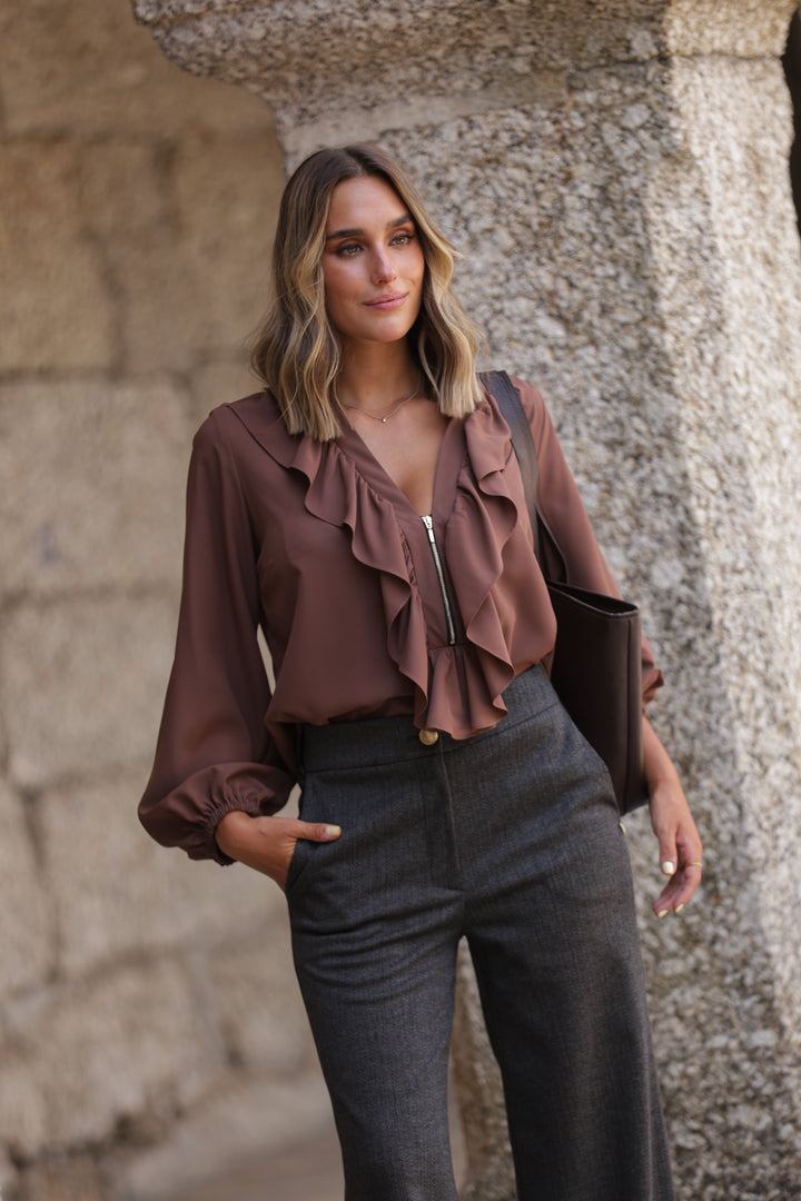 BLUSA CASTANHA COM FOLHOS E FECHO FRONTAL MISS YOU
