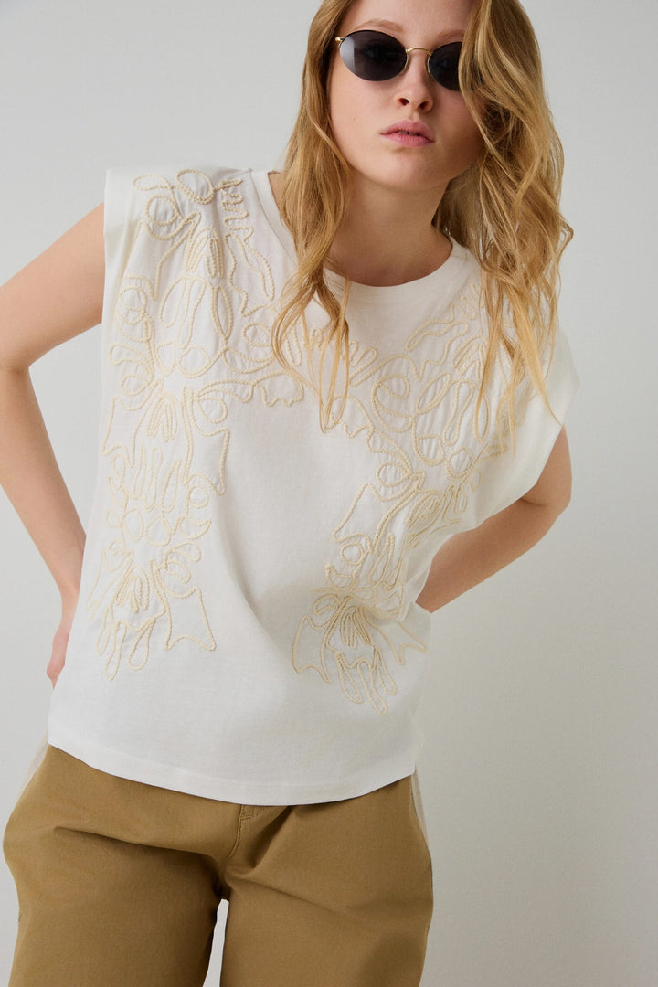T-SHIRT BRANCA COM BORDADO BSB