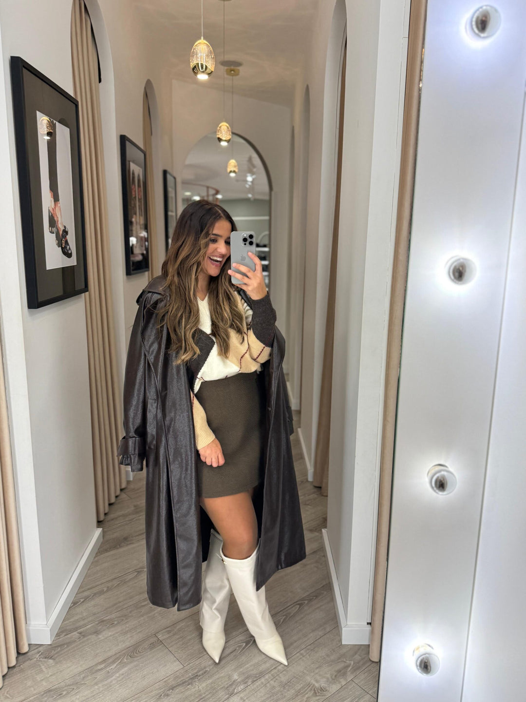 TRENCH COAT EM ECOPELE CASTANHO PONTO CHIC