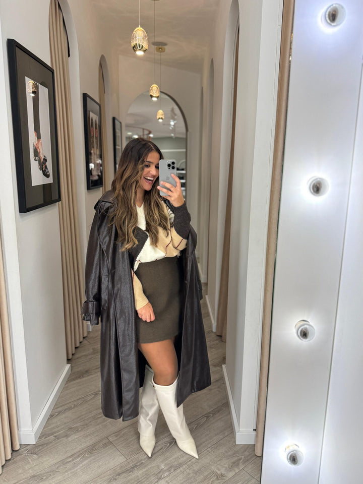 TRENCH COAT EM ECOPELE CASTANHO PONTO CHIC