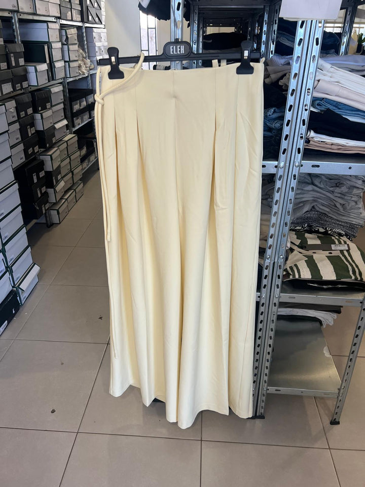 PANTALONA AMARELA COM MACHOS NA FRENTE PONTO CHIC