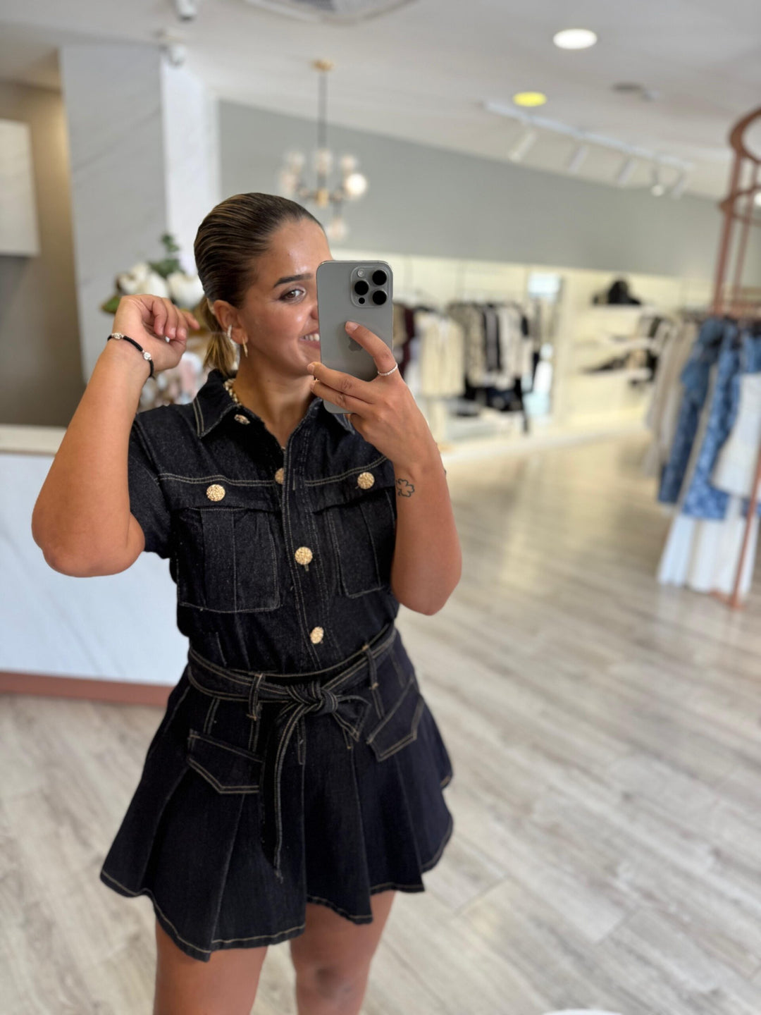 CAMISA EM GANGA COM BOTÕES DOURADOS PONTO CHIC