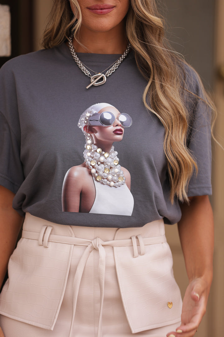 T-SHIRT CINZA COM APLICAÇÃO DE PÉROLAS MISS YOU