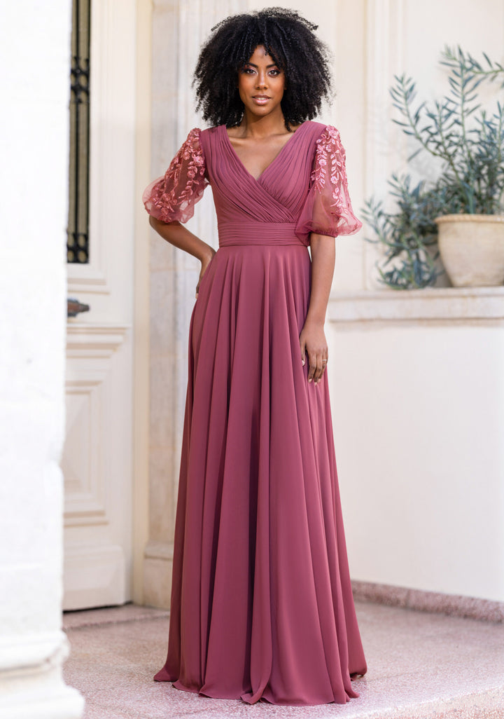 VESTIDO LONGO ROSA COM MANGAS BORDADAS PONTO CHIC