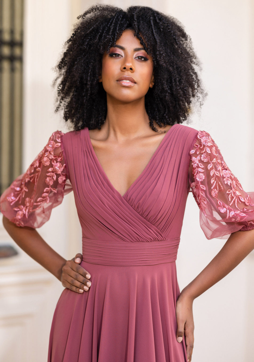 VESTIDO LONGO ROSA COM MANGAS BORDADAS PONTO CHIC