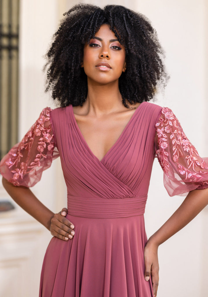VESTIDO LONGO ROSA COM MANGAS BORDADAS PONTO CHIC
