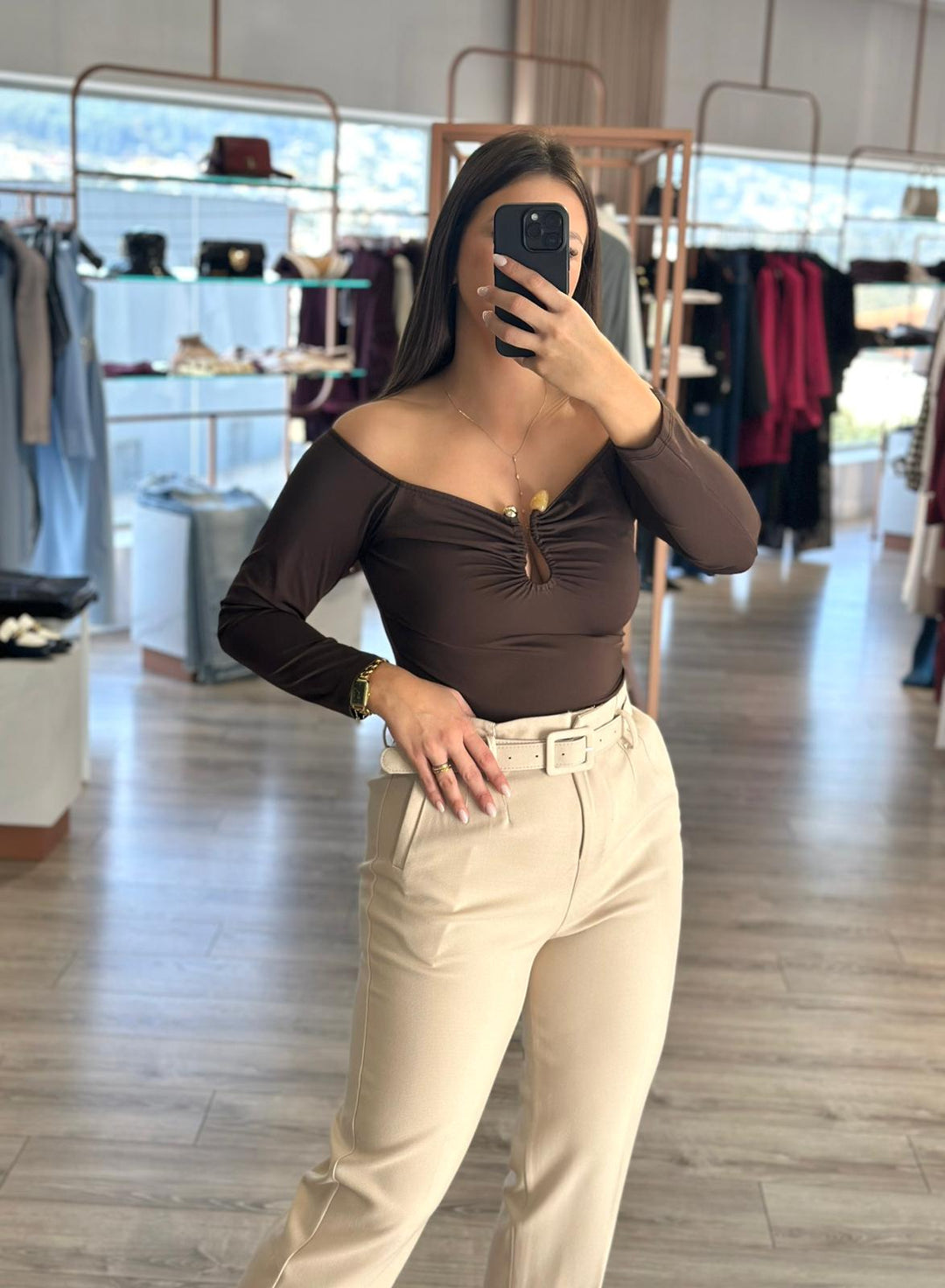 BODY CASTANHO COM PORMENOR NO PEITO PONTO CHIC