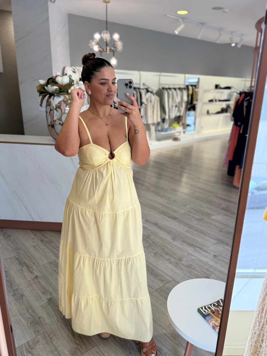 VESTIDO AMARELO FLUÍDO COM FOLHOS PONTO CHIC