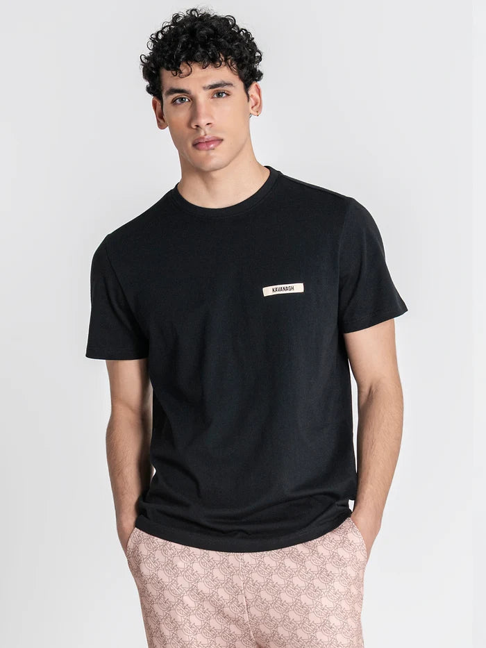 T-SHIRT PRETA COM APLICAÇÃO PONTO CHIC