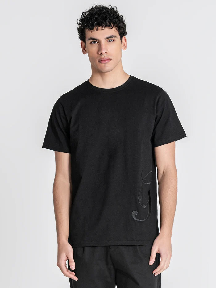 T-SHIRT PRETA COM LOGÓTIPO PONTO CHIC