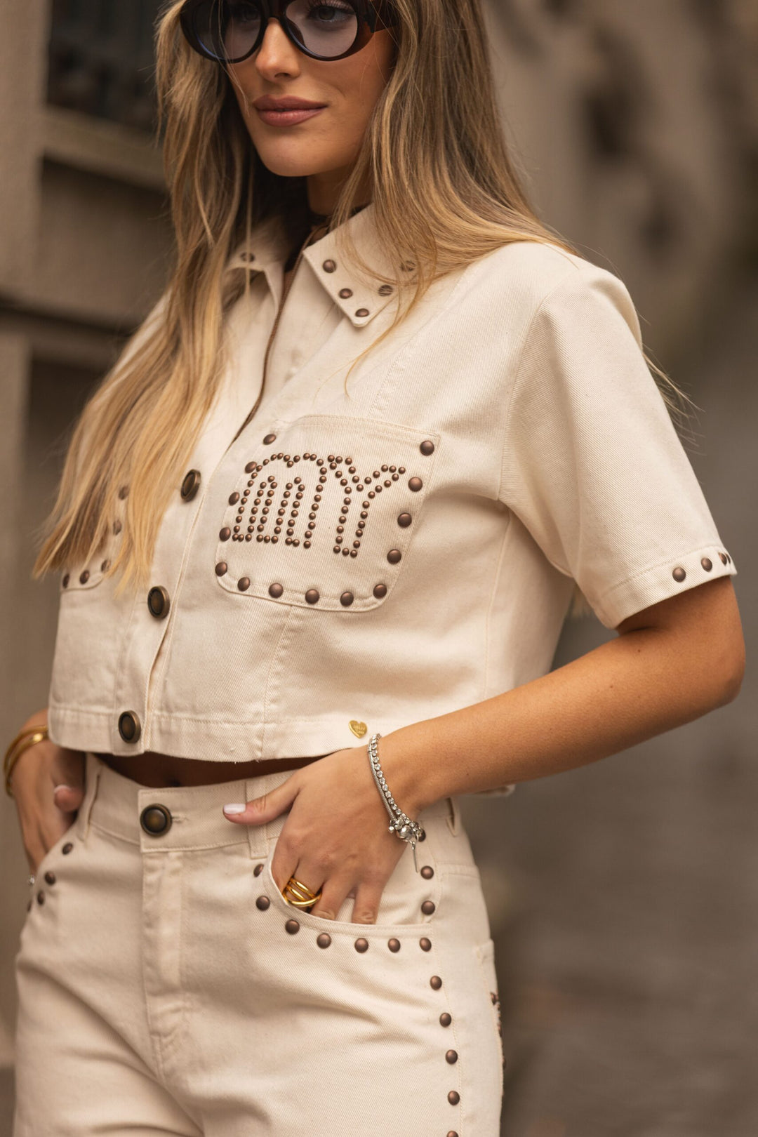 SOBRECAMISA CROPPED BEGE COM TACHAS E BOLSOS MISS YOU