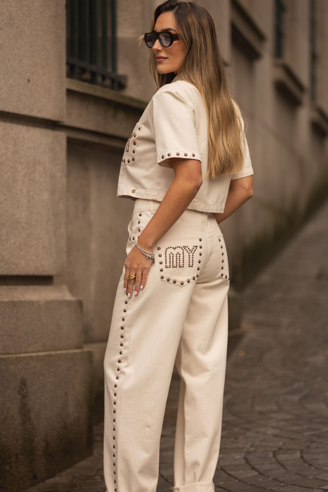 SOBRECAMISA CROPPED BEGE COM TACHAS E BOLSOS MISS YOU