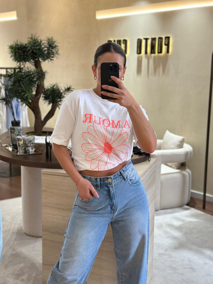 T-SHIRT BRANCA COM ESTAMPADO AMOUR PONTO CHIC