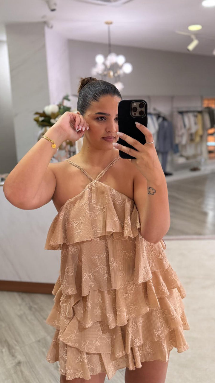 VESTIDO NUDE CURTO COM FOLHOS PONTO CHIC