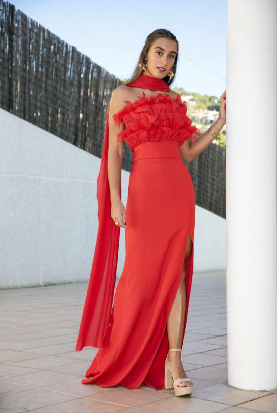 CONJUNTO VERMELHO TOP COM PLUMAS E SAIA LONGA PONTO CHIC