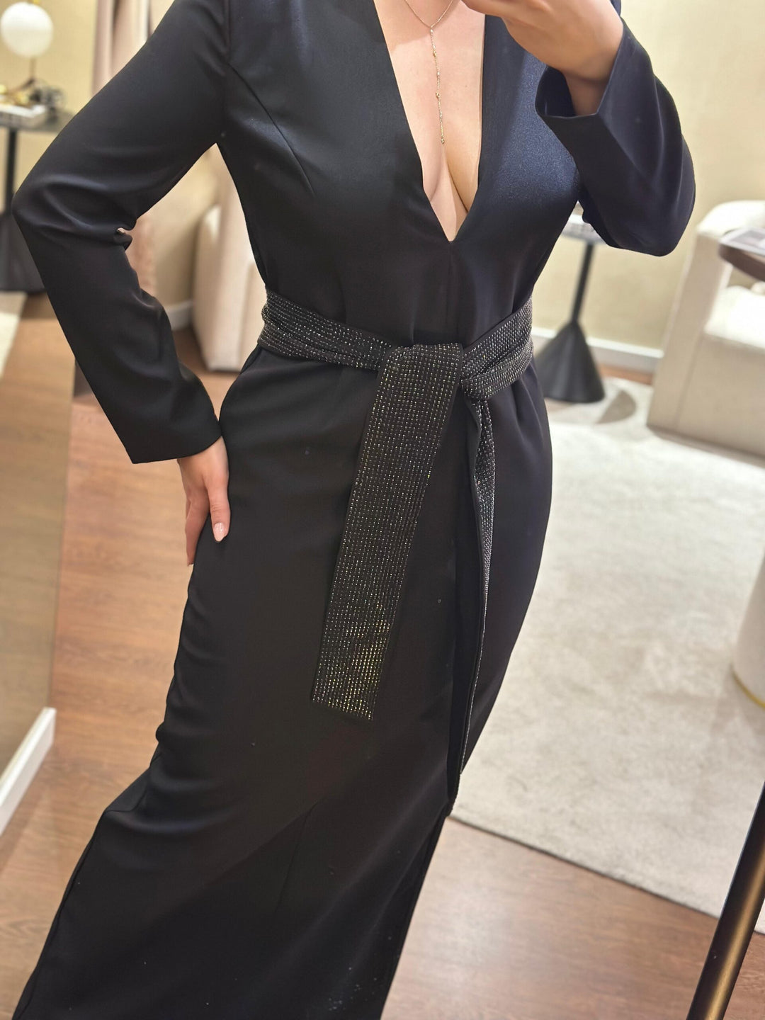 VESTIDO MIDI PRETO COM CINTO DE BRILHANTES LANÇA PERFUME