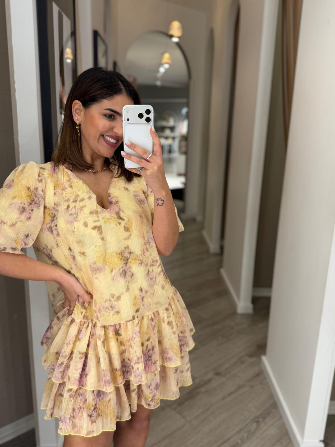 VESTIDO AMARELO FLORAL COM FOLHOS PONTO CHIC