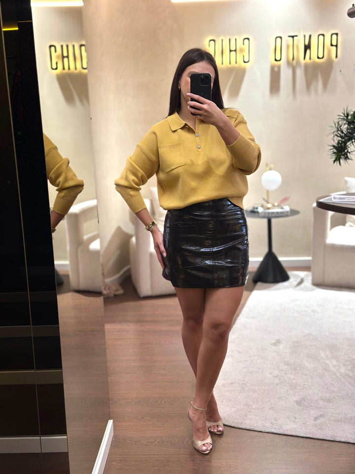 MALHA POLO AMARELO COM BOTÕES DECORATIVOS PONTO CHIC