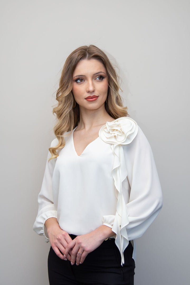 BLUSA CREME COM FLOR SILVINA CAMPOS