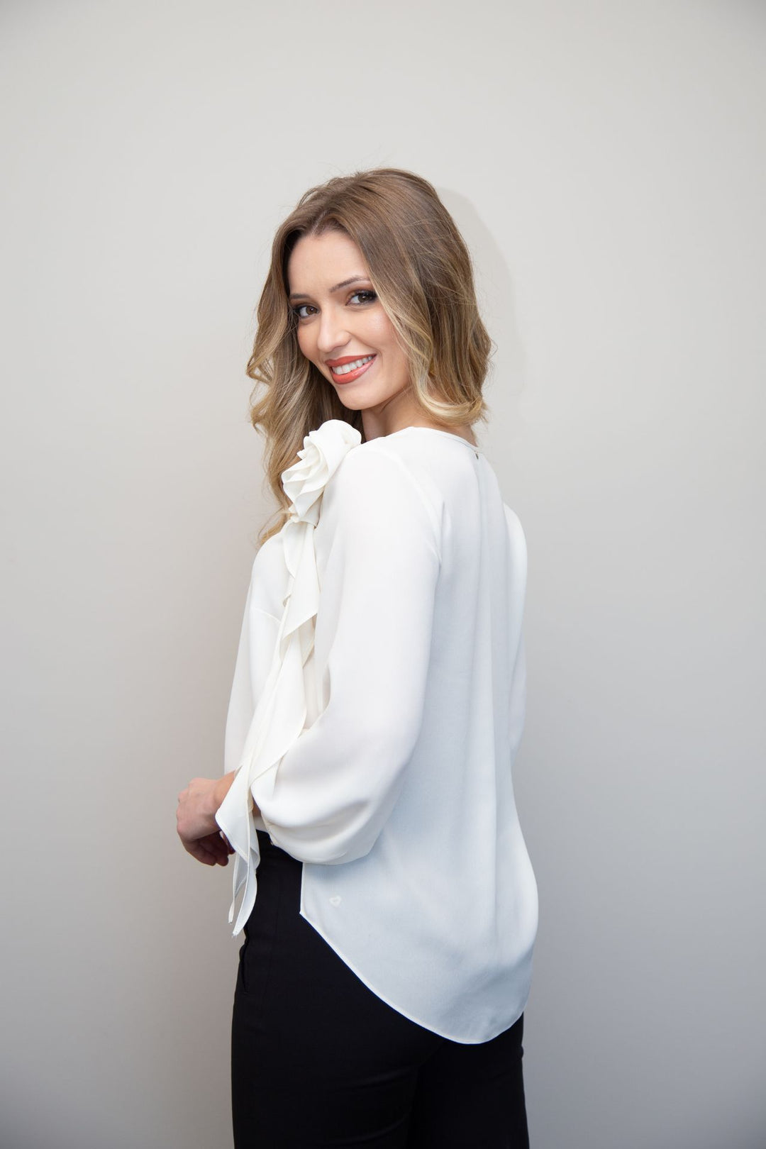 BLUSA CREME COM FLOR SILVINA CAMPOS