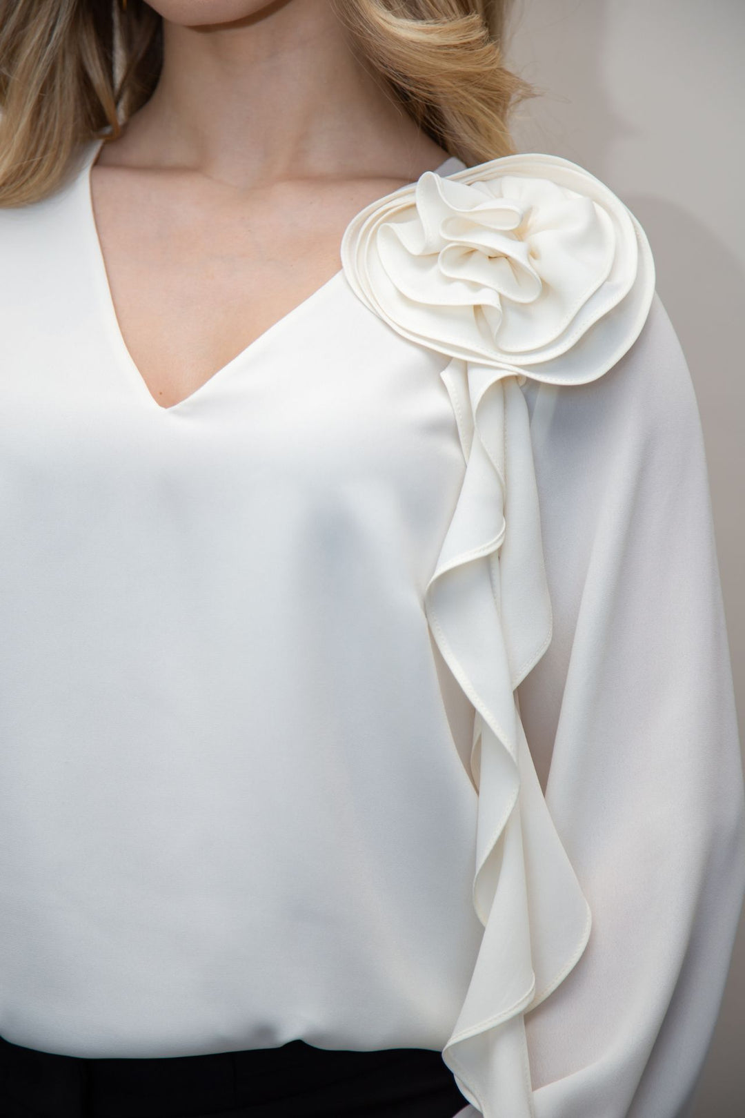 BLUSA CREME COM FLOR SILVINA CAMPOS