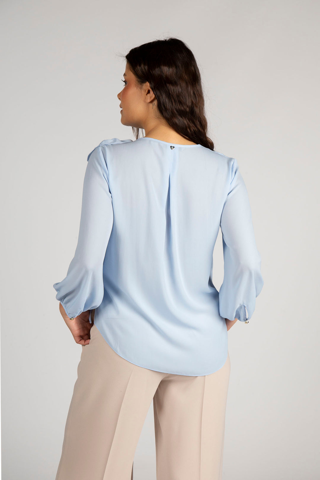 BLUSA AZUL CLARO COM FLOR SILVINA CAMPOS