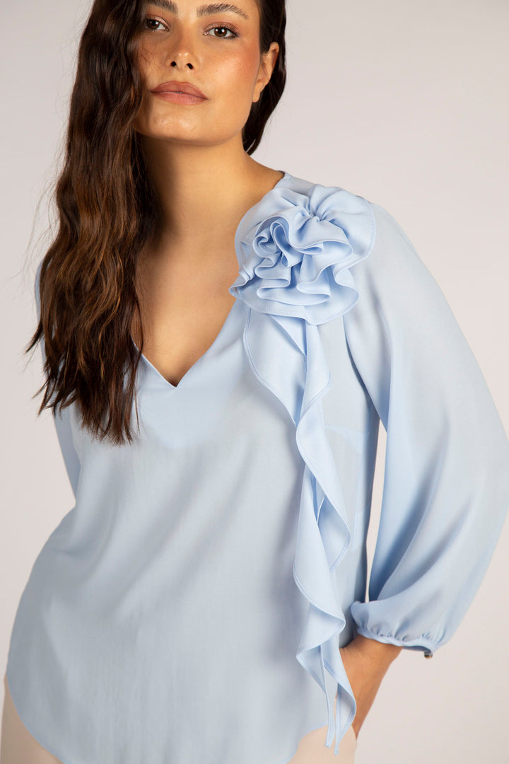 BLUSA AZUL CLARO COM FLOR SILVINA CAMPOS